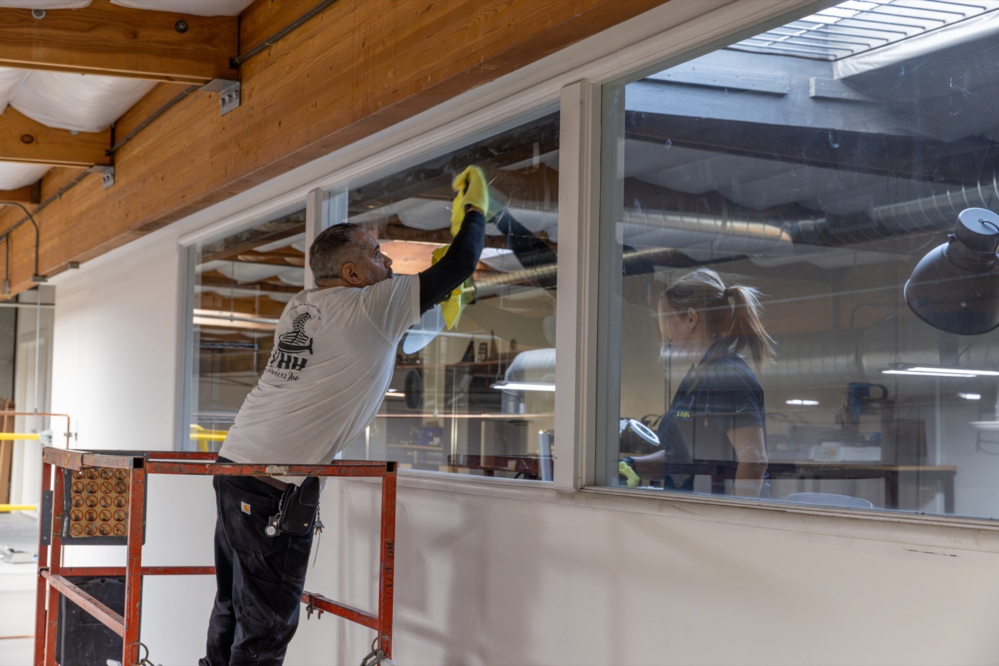 VHH crew high-dusting from lifts